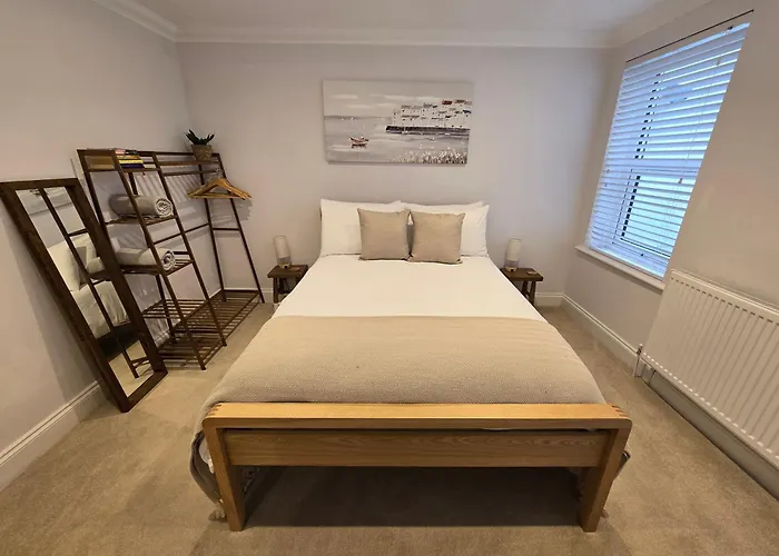 Luxury, Spacious 3 Bedroom, Beachfront Apt With Parking & Courtyard - Shoreside