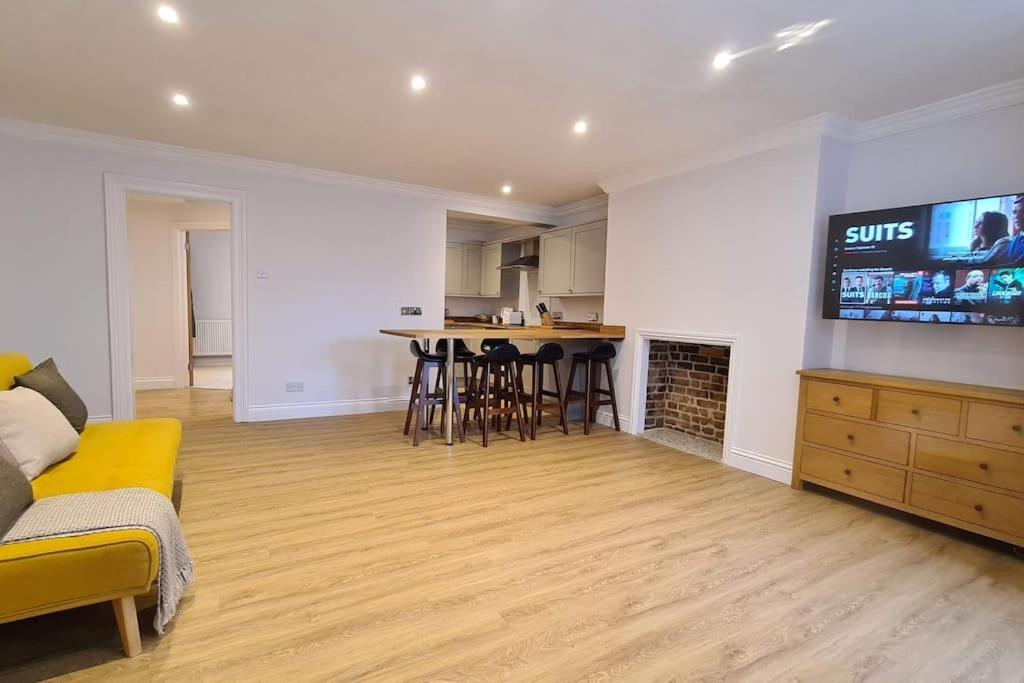 Appartement Luxury, Spacious 3 Bedroom, Beachfront With Parking & Courtyard - Shoreside *