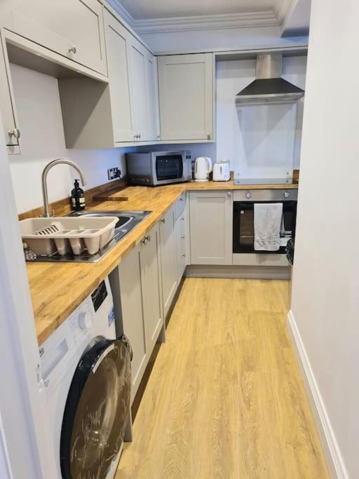 Luxury, Spacious 3 Bedroom, Beachfront With Parking & Courtyard - Shoreside Appartement *