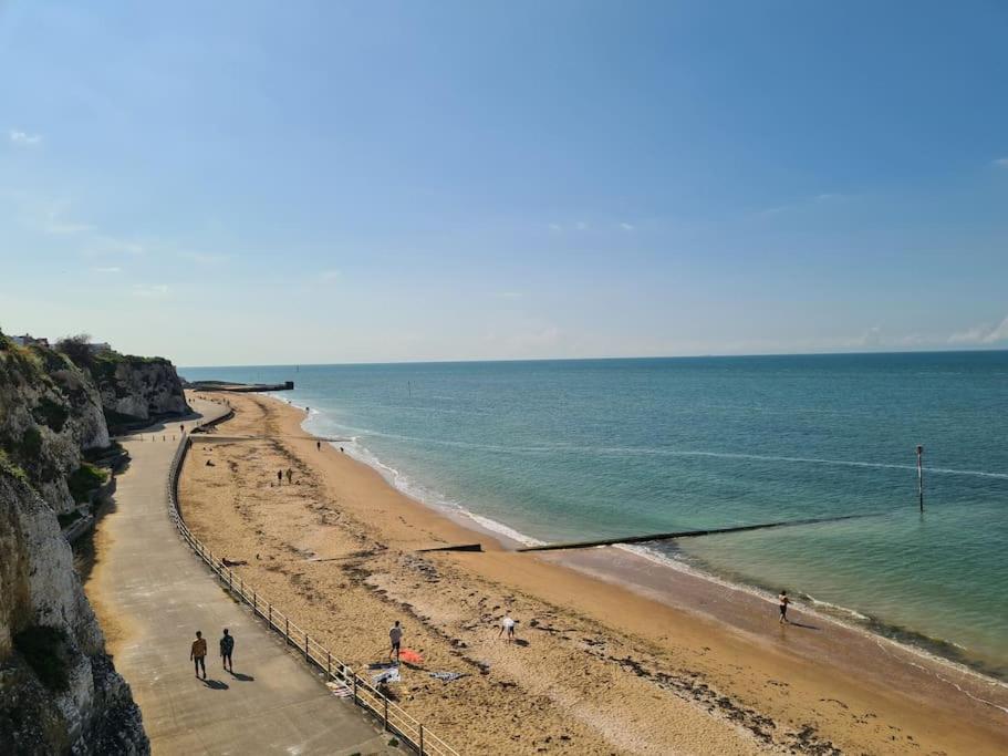 Appartement Luxury, Spacious 3 Bedroom, Beachfront With Parking & Courtyard - Shoreside *