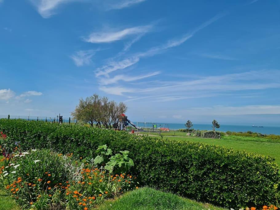 Luxury, Spacious 3 Bedroom, Beachfront With Parking & Courtyard - Shoreside Appartement *
