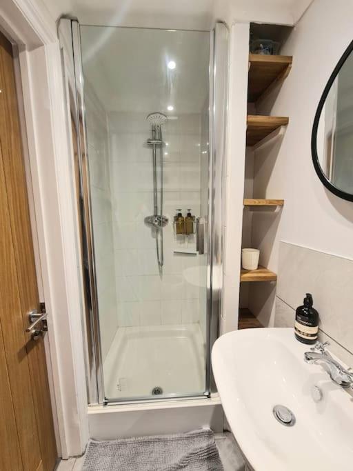 Luxury, Spacious 3 Bedroom, Beachfront With Parking & Courtyard - Shoreside Appartement Margate