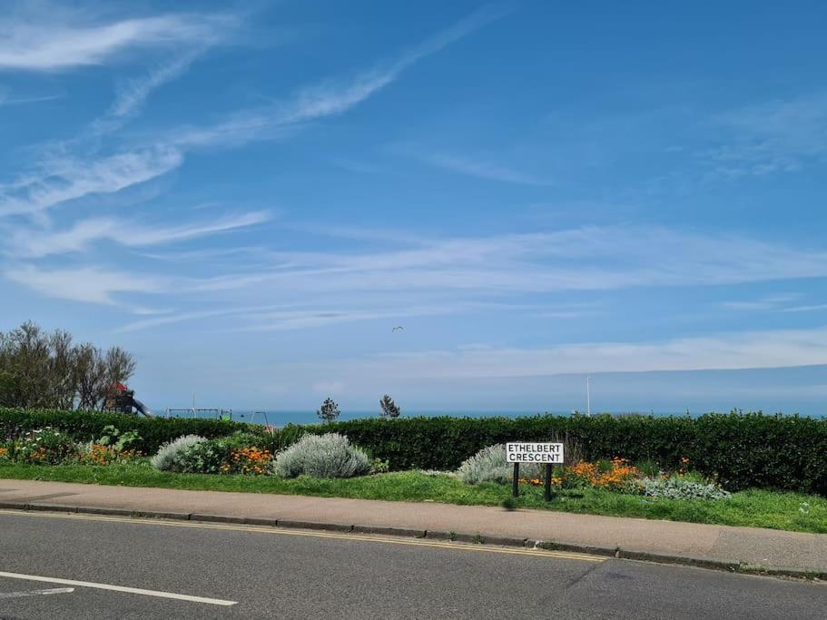 Appartement Luxury, Spacious 3 Bedroom, Beachfront With Parking & Courtyard - Shoreside Margate