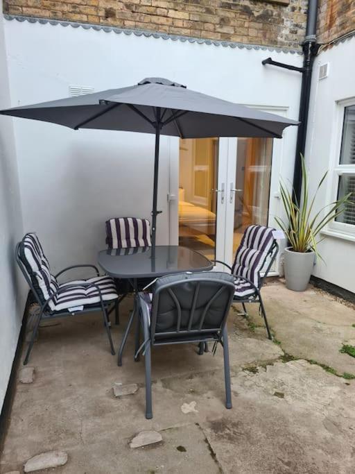 Appartement Luxury, Spacious 3 Bedroom, Beachfront With Parking & Courtyard - Shoreside *