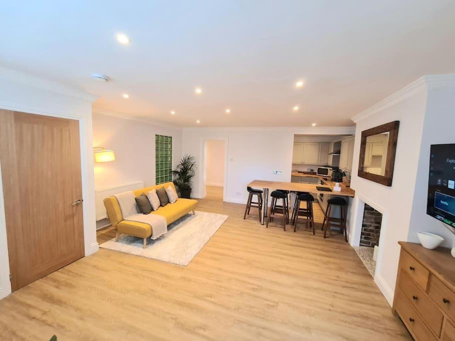 Appartement Luxury, Spacious 3 Bedroom, Beachfront With Parking & Courtyard - Shoreside *