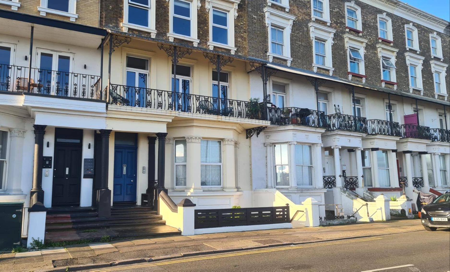 Appartement Luxury, Spacious 3 Bedroom, Beachfront With Parking & Courtyard - Shoreside Margate
